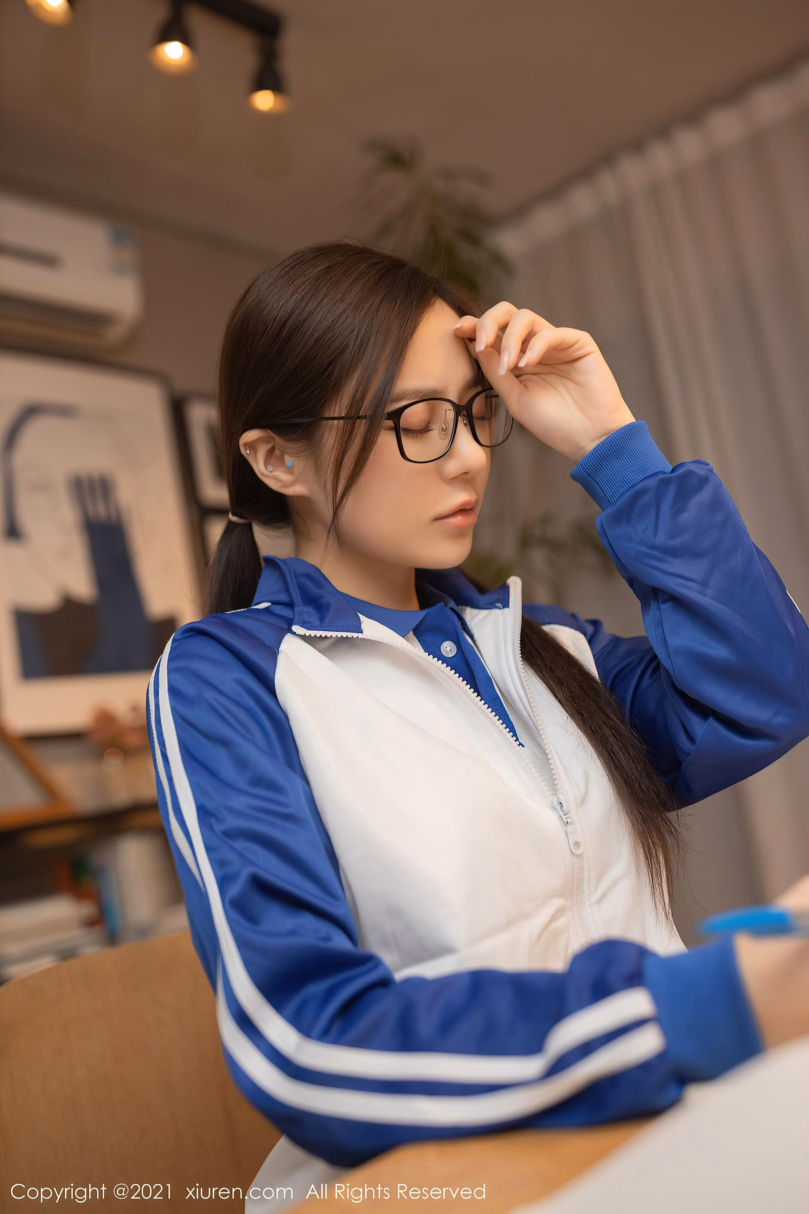 深色西装男性手掌强势抓握女性手腕特写